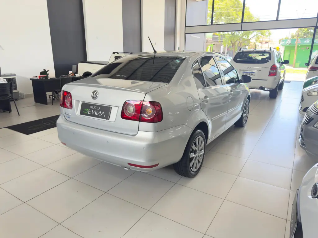 VOLKSWAGEN Polo Sedan - Foto