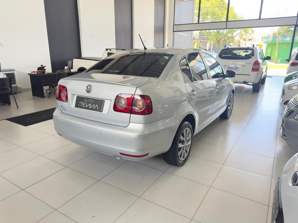 VOLKSWAGEN Polo Sedan - Foto
