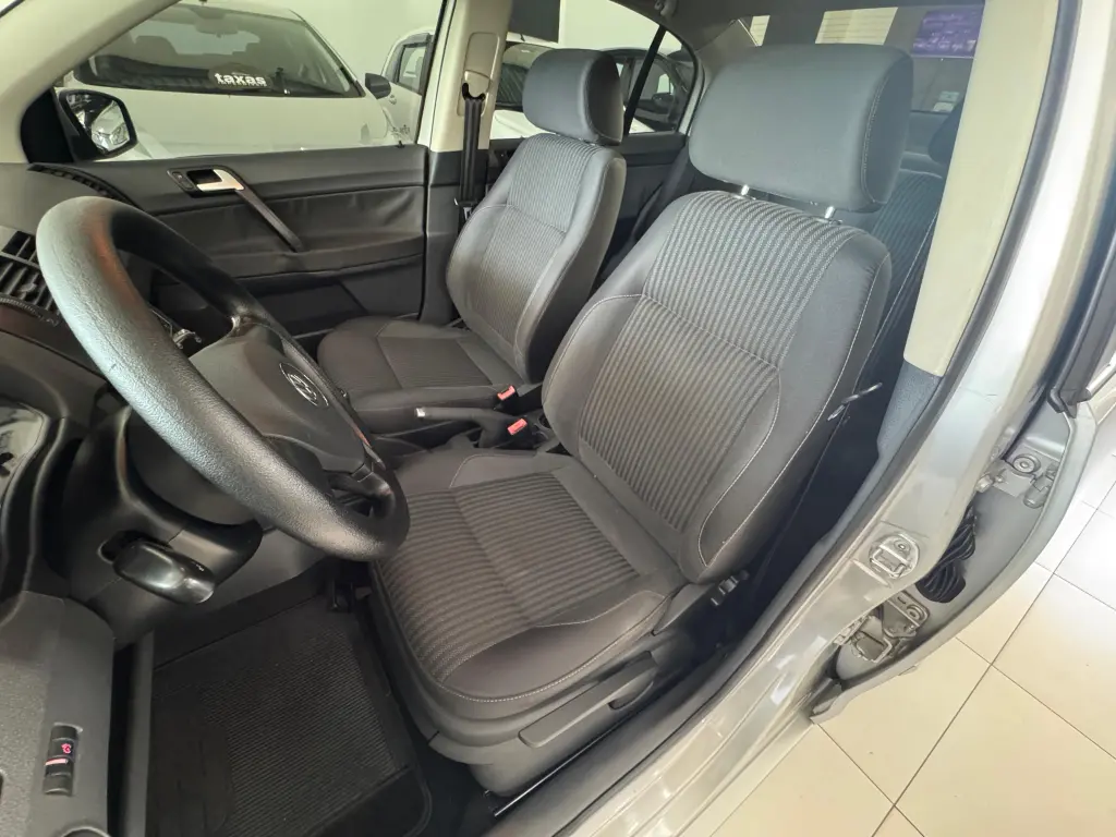 VOLKSWAGEN Polo Sedan - Foto