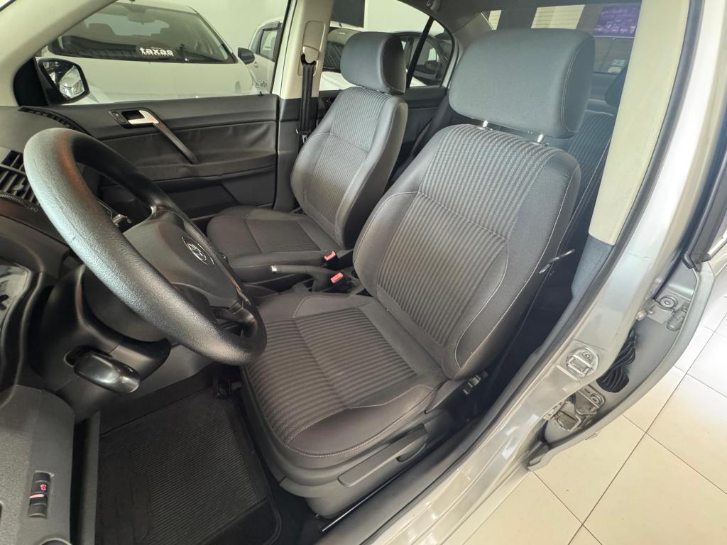 VOLKSWAGEN Polo Sedan - Foto