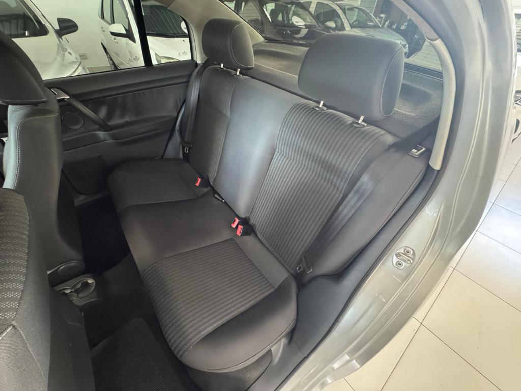 VOLKSWAGEN Polo Sedan - Foto