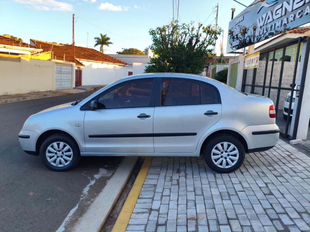 VOLKSWAGEN Polo Sedan - Foto