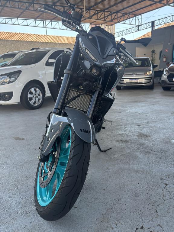 YAMAHA MT-03 300 - Foto