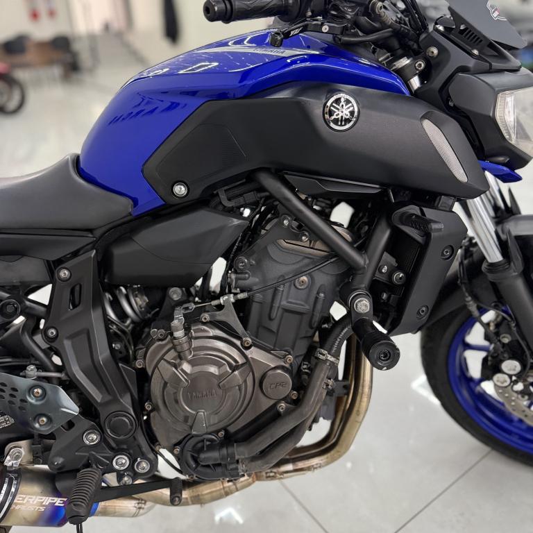 YAMAHA MT-07 700 - Foto