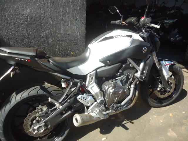 YAMAHA MT-07 700 - Foto