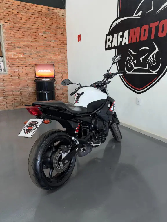 YAMAHA XJ6 600 - Foto