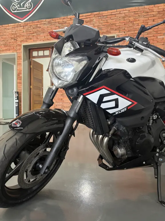 YAMAHA XJ6 600 - Foto