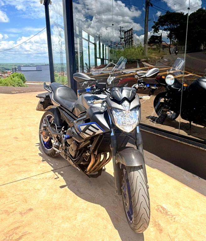 YAMAHA XJ6 600 - Foto