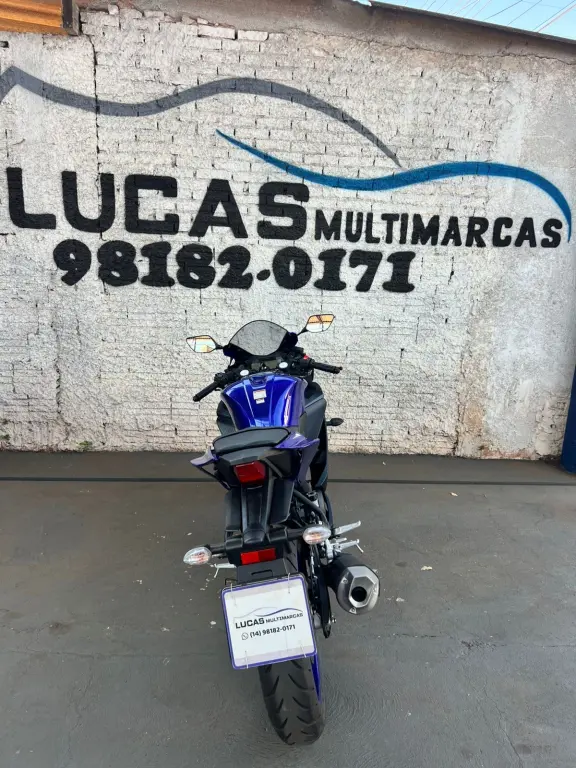 YAMAHA YZF R15 150 - Foto