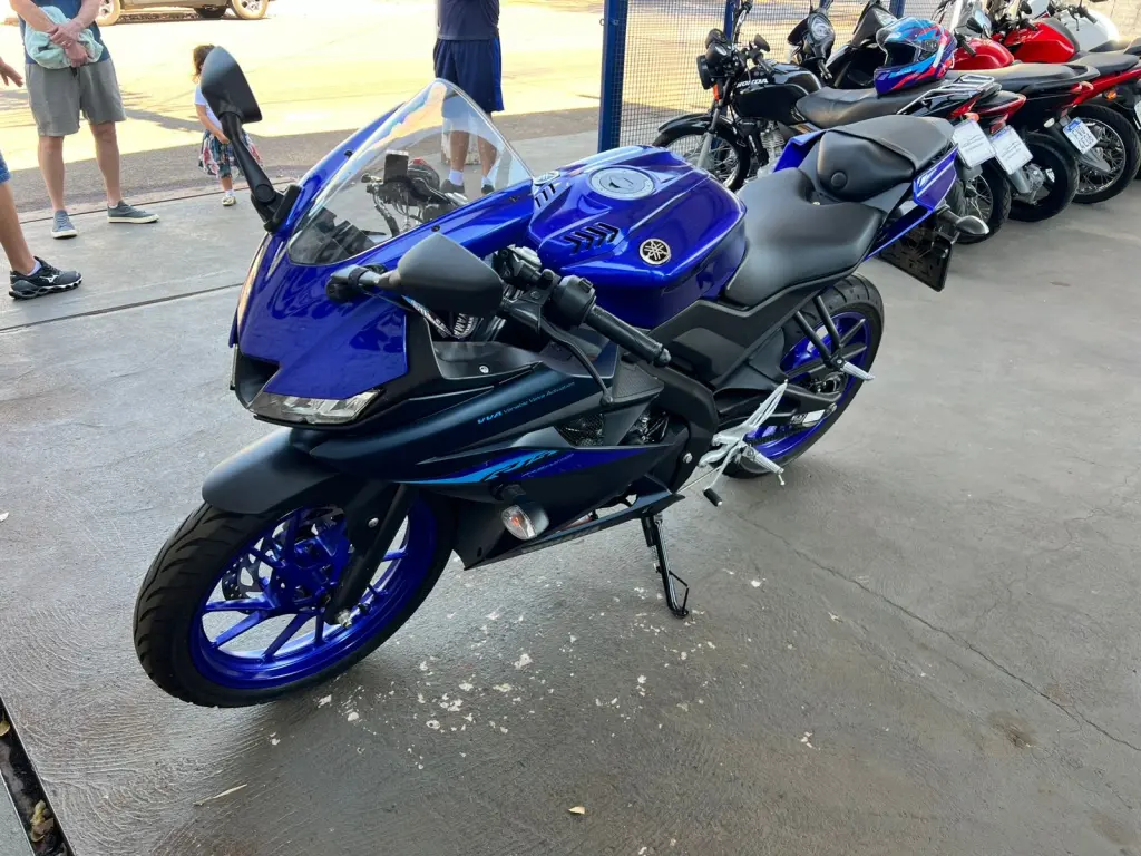 YAMAHA YZF R15 150 - Foto