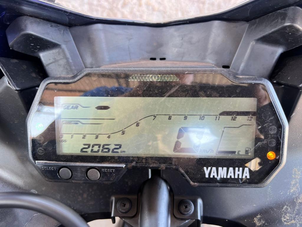 YAMAHA YZF R15 150 - Foto