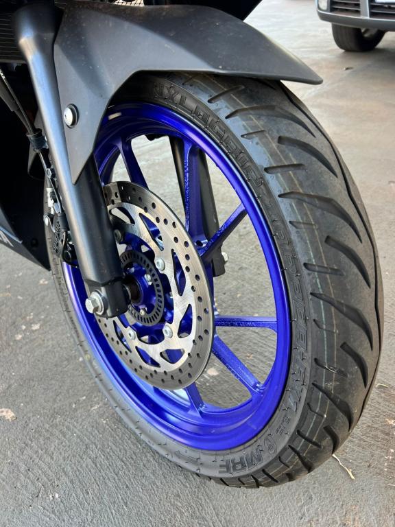 YAMAHA YZF R15 150 - Foto