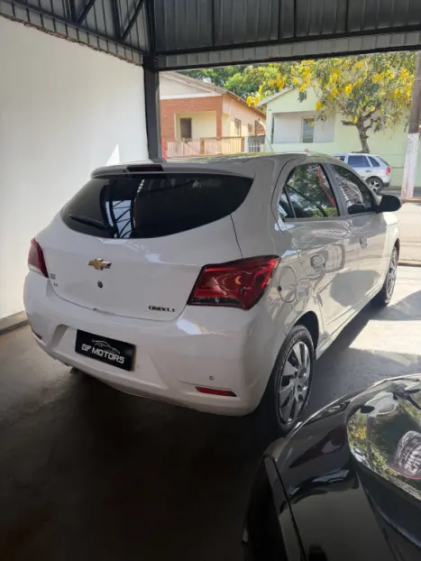 CHEVROLET Onix Hatch 1.4 4P FLEX LT, Foto 2