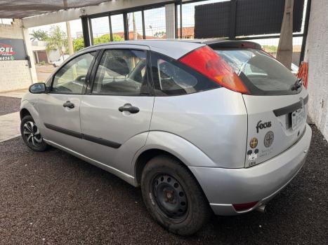 FORD Focus Hatch 1.8 16V 4P, Foto 3
