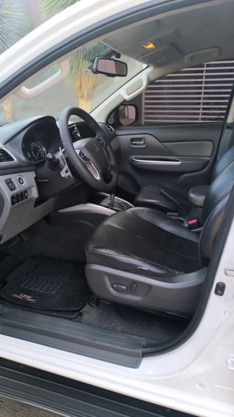MITSUBISHI L 200 Triton 2.4 16V SPORT HPE TOP 4X4 CABINE DUPLA TURBO DIESEL AUTOM�TICO, Foto 4