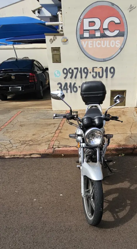 SUZUKI GSR 150 I, Foto 3