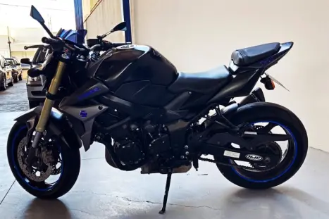 SUZUKI GSR 750 , Foto 2