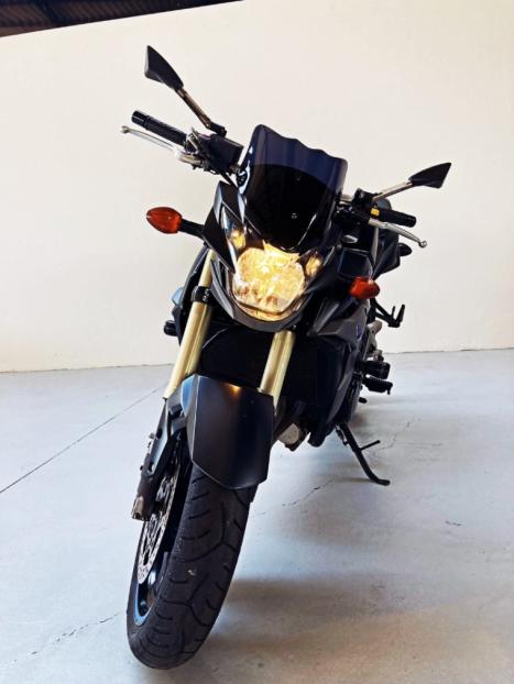 SUZUKI GSR 750 , Foto 3