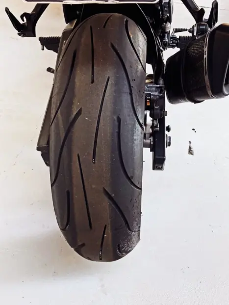 SUZUKI GSR 750 , Foto 7