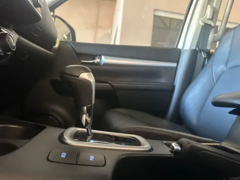 TOYOTA Hilux Caminhonete 2.8 16V SRX 4X4 TURBO DIESEL CABINE DUPLA AUTOM�TICO, Foto 16