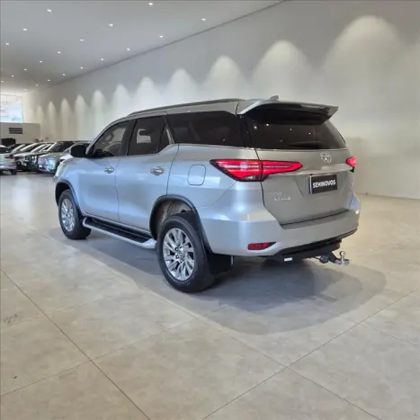 TOYOTA Hilux Caminhonete 2.8 16V SRX PLUS 4X4 TURBO DIESEL CABINE DUPLA AUTOM�TICO, Foto 6
