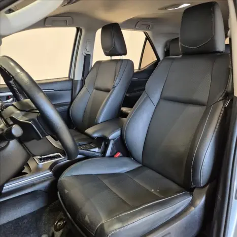 TOYOTA Hilux Caminhonete 2.8 16V SRX PLUS 4X4 TURBO DIESEL CABINE DUPLA AUTOM�TICO, Foto 14