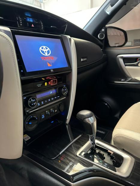 TOYOTA Hilux SW4 2.8 4P SRX 4X4 DIAMOND 7 LUGARES TURBO DIESEL AUTOM�TICO, Foto 17