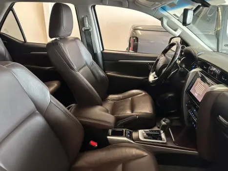 TOYOTA Hilux SW4 2.8 16V 4P SRX 4X4 7 LUGARES TURBO DIESEL AUTOMÁTICO, Foto 20