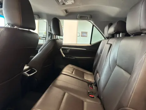 TOYOTA Hilux SW4 2.8 16V 4P SRX 4X4 7 LUGARES TURBO DIESEL AUTOMÁTICO, Foto 21