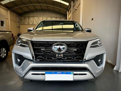 TOYOTA Hilux SW4 2.8 16V 4P SRX 4X4 7 LUGARES TURBO DIESEL AUTOMTICO, Foto 3