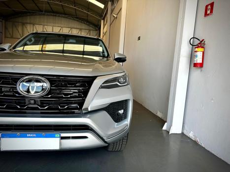 TOYOTA Hilux SW4 2.8 16V 4P SRX 4X4 7 LUGARES TURBO DIESEL AUTOMTICO, Foto 4