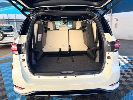 TOYOTA Hilux SW4 2.8 4P SRX 4X4 DIAMOND 7 LUGARES TURBO DIESEL AUTOMTICO, Foto 6