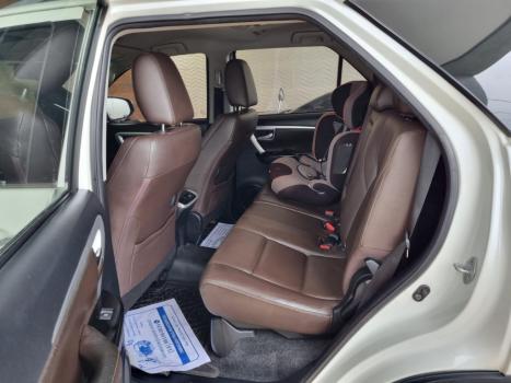 TOYOTA Hilux SW4 2.8 4P SRX 4X4 TURBO DIESEL AUTOMTICO, Foto 3