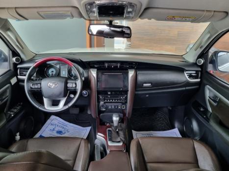 TOYOTA Hilux SW4 2.8 4P SRX 4X4 TURBO DIESEL AUTOMTICO, Foto 5