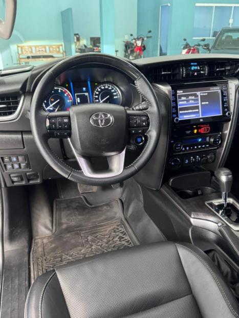 TOYOTA Hilux SW4 2.8 16V 4P SRX 4X4 7 LUGARES TURBO DIESEL AUTOMTICO, Foto 11