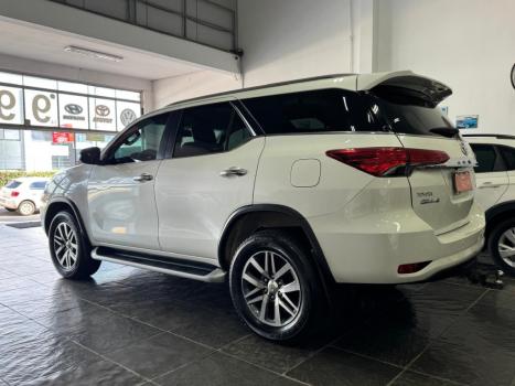 TOYOTA Hilux SW4 2.8 4P SRX 4X4 TURBO DIESEL AUTOM�TICO, Foto 4