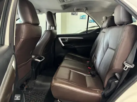 TOYOTA Hilux SW4 2.8 4P SRX 4X4 TURBO DIESEL AUTOM�TICO, Foto 9