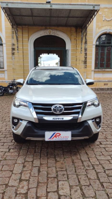 TOYOTA Hilux SW4 2.8 4P SRX 4X4 DIAMOND 7 LUGARES TURBO DIESEL AUTOM�TICO, Foto 2