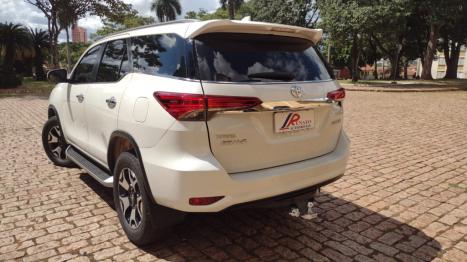 TOYOTA Hilux SW4 2.8 4P SRX 4X4 DIAMOND 7 LUGARES TURBO DIESEL AUTOM�TICO, Foto 6