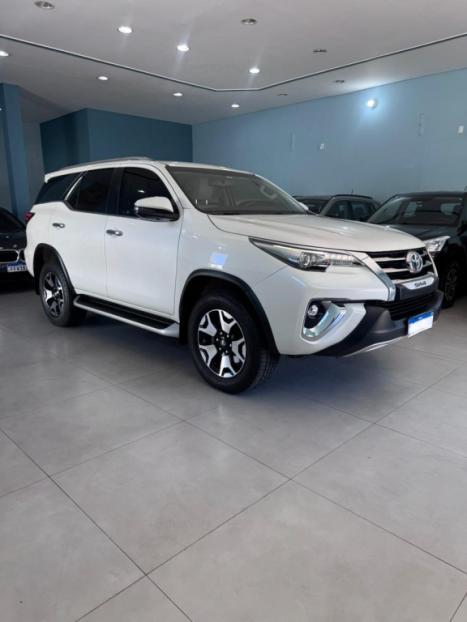 TOYOTA Hilux SW4 2.8 4P SRX 4X4 DIAMOND 7 LUGARES TURBO DIESEL AUTOM�TICO, Foto 1