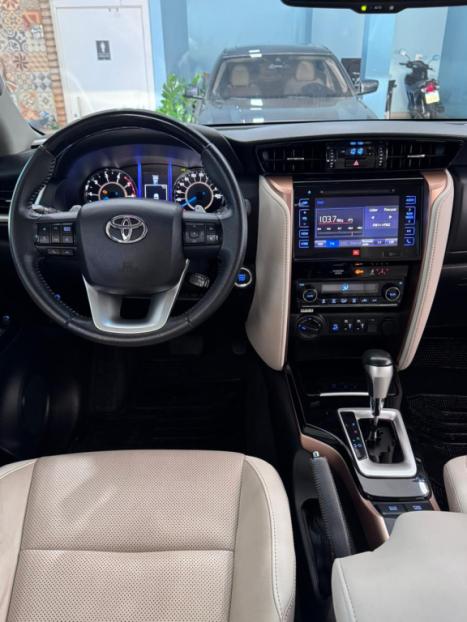 TOYOTA Hilux SW4 2.8 4P SRX 4X4 DIAMOND 7 LUGARES TURBO DIESEL AUTOM�TICO, Foto 10