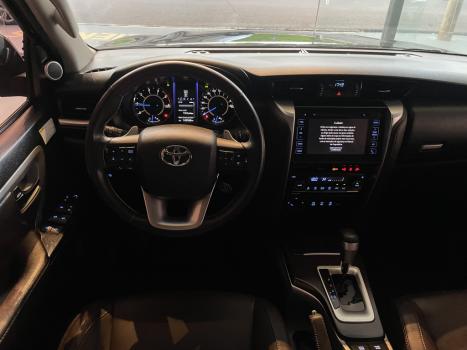 TOYOTA Hilux SW4 2.8 4P SRX 4X4 TURBO DIESEL AUTOM�TICO, Foto 2