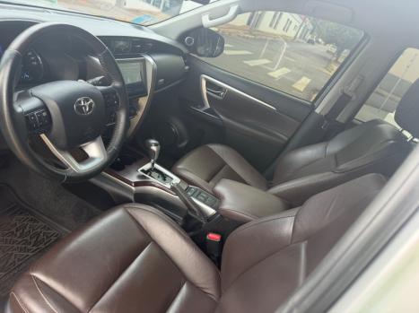 TOYOTA Hilux SW4 2.8 4P SRX 4X4 DIAMOND 7 LUGARES TURBO DIESEL AUTOM�TICO, Foto 10