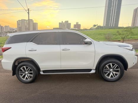 TOYOTA Hilux SW4 2.8 4P SRX 4X4 DIAMOND 7 LUGARES TURBO DIESEL AUTOM�TICO, Foto 1