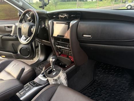TOYOTA Hilux SW4 2.8 4P SRX 4X4 DIAMOND 7 LUGARES TURBO DIESEL AUTOM�TICO, Foto 7