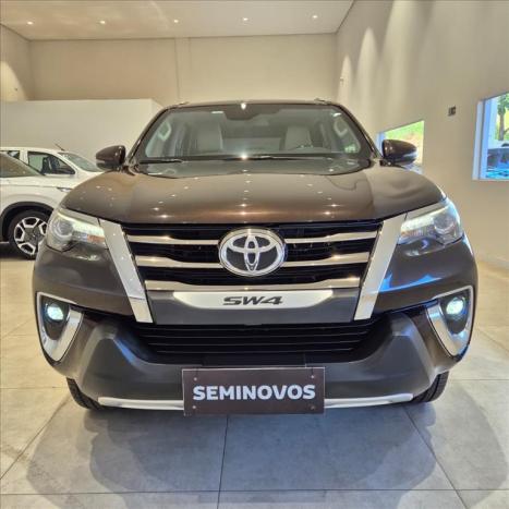 TOYOTA Hilux SW4 2.8 4P SRX 4X4 DIAMOND 7 LUGARES TURBO DIESEL AUTOM�TICO, Foto 2