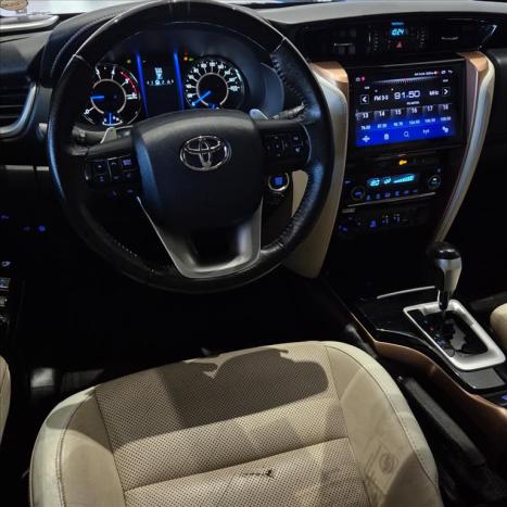 TOYOTA Hilux SW4 2.8 4P SRX 4X4 DIAMOND 7 LUGARES TURBO DIESEL AUTOM�TICO, Foto 13