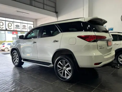 TOYOTA Hilux SW4 2.8 4P SRX 4X4 TURBO DIESEL AUTOM�TICO, Foto 4