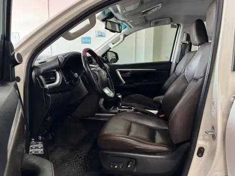 TOYOTA Hilux SW4 2.8 4P SRX 4X4 TURBO DIESEL AUTOMÁTICO, Foto 8
