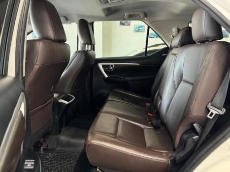 TOYOTA Hilux SW4 2.8 4P SRX 4X4 TURBO DIESEL AUTOMÁTICO, Foto 9